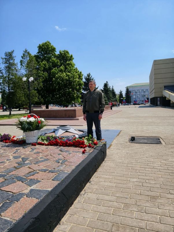 Егор Ковальчук возложил цветы к мемориалу «Скорбящая мать» в Краснодоне Егор Ковальчук возложил цветы к мемориалу «Скорбящая мать» в Краснодоне