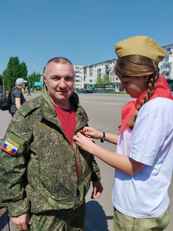 Всероссийская акция «Георгиевская лента» в Рубежном продолжается Всероссийская акция «Георгиевская лента» в Рубежном продолжается