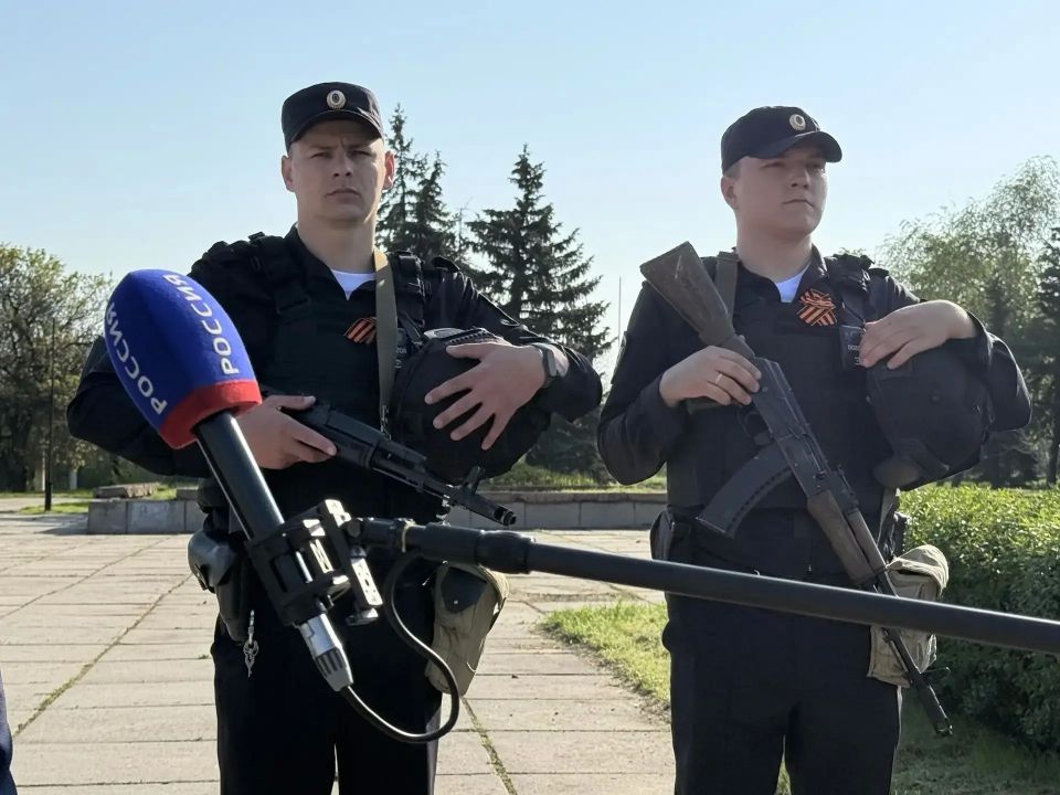 Полицейские ЛНР обеспечивают безопасность жителей в День Победы Полицейские ЛНР обеспечивают безопасность жителей в День Победы