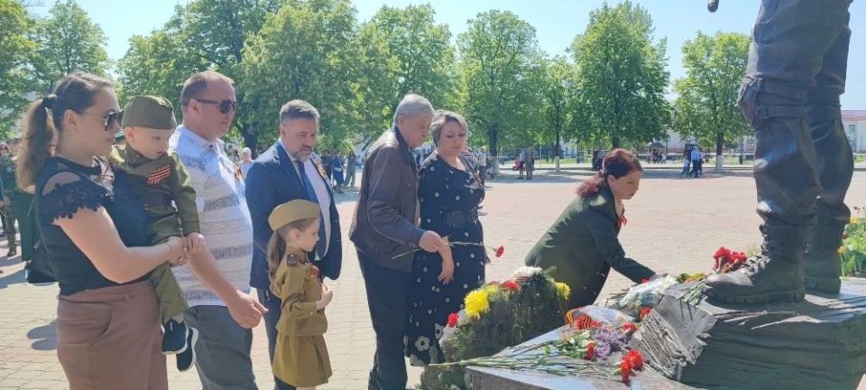 Память, которая живёт в сердце: возложение цветов в День Победы Память, которая живёт в сердце: возложение цветов в День Победы