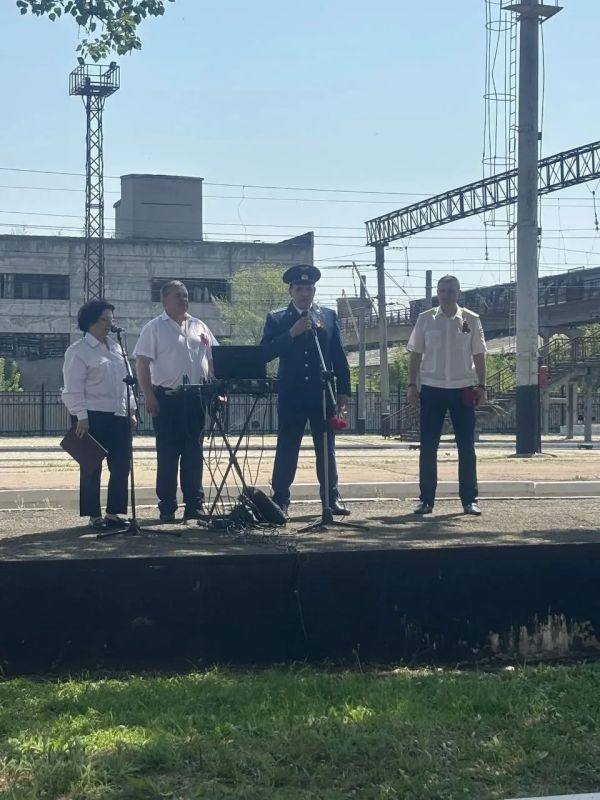 8 мая в Луганском филиале прошел праздничный митинг, посвященный празднованию Дня Победы 9 мая и небольшой праздничный концерт, где начальник специального сектора Черников Владимир исполнил песни военных лет 8 мая в Луганском филиале прошел праздничный митинг, посвященный празднованию Дня Победы 9 мая и небольшой праздничный концерт, где начальник специального сектора Черников Владимир исполнил песни военных лет