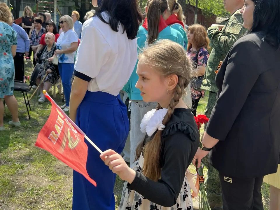 Жители Луганска возлагают цветы и празднуют день великой Победы на улицах города Жители Луганска возлагают цветы и празднуют день великой Победы на улицах города