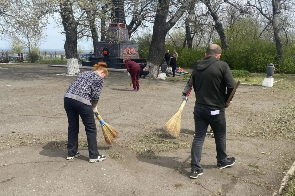 В преддверии Дня Победы сотрудники управления Червонопартизанска привели в порядок Братскую могилу у станции «Красная Могила» В преддверии Дня Победы сотрудники управления Червонопартизанска привели в порядок Братскую могилу у станции «Красная Могила»