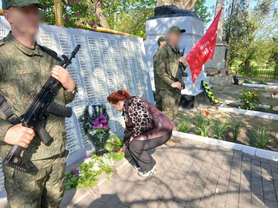 В преддверии Дня Великой Победы работники Петровского Дома культуры, совместно с Петровским ОЖО и военнослужащими, почтили память павших в Великую Отечественную войну за свободу и независимость нашей Родины минутой молчания... В преддверии Дня Великой Победы работники Петровского Дома культуры, совместно с Петровским ОЖО и военнослужащими, почтили память павших в Великую Отечественную войну за свободу и независимость нашей Родины минутой молчания...