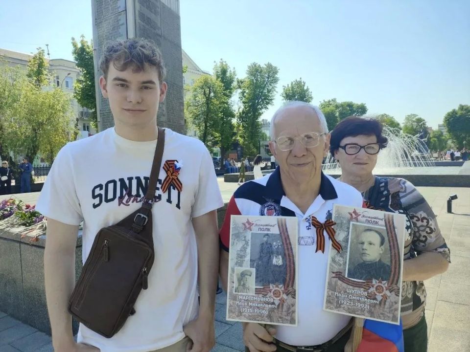 Жители Луганска возлагают цветы и празднуют день великой Победы на улицах города Жители Луганска возлагают цветы и празднуют день великой Победы на улицах города
