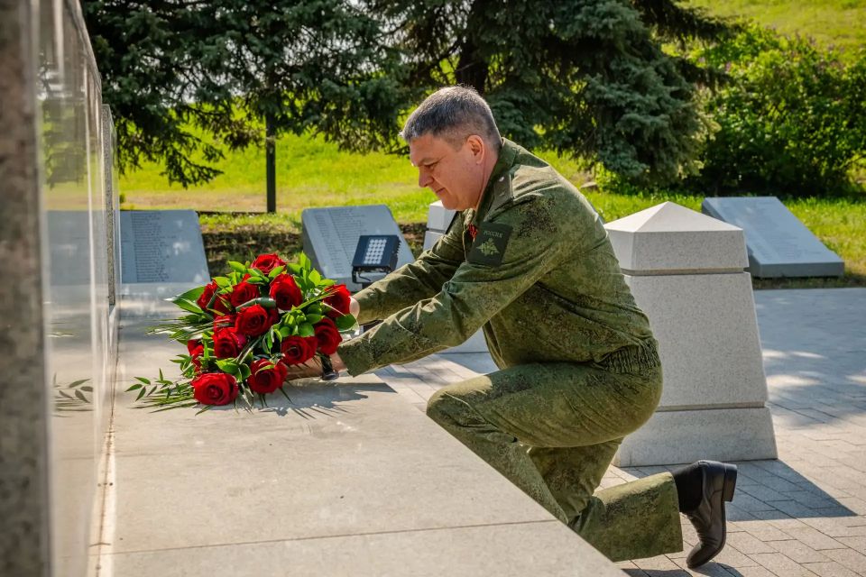 Леонид Пасечник возложил цветы к мемориалу «Острая Могила» в День Победы Леонид Пасечник возложил цветы к мемориалу «Острая Могила» в День Победы