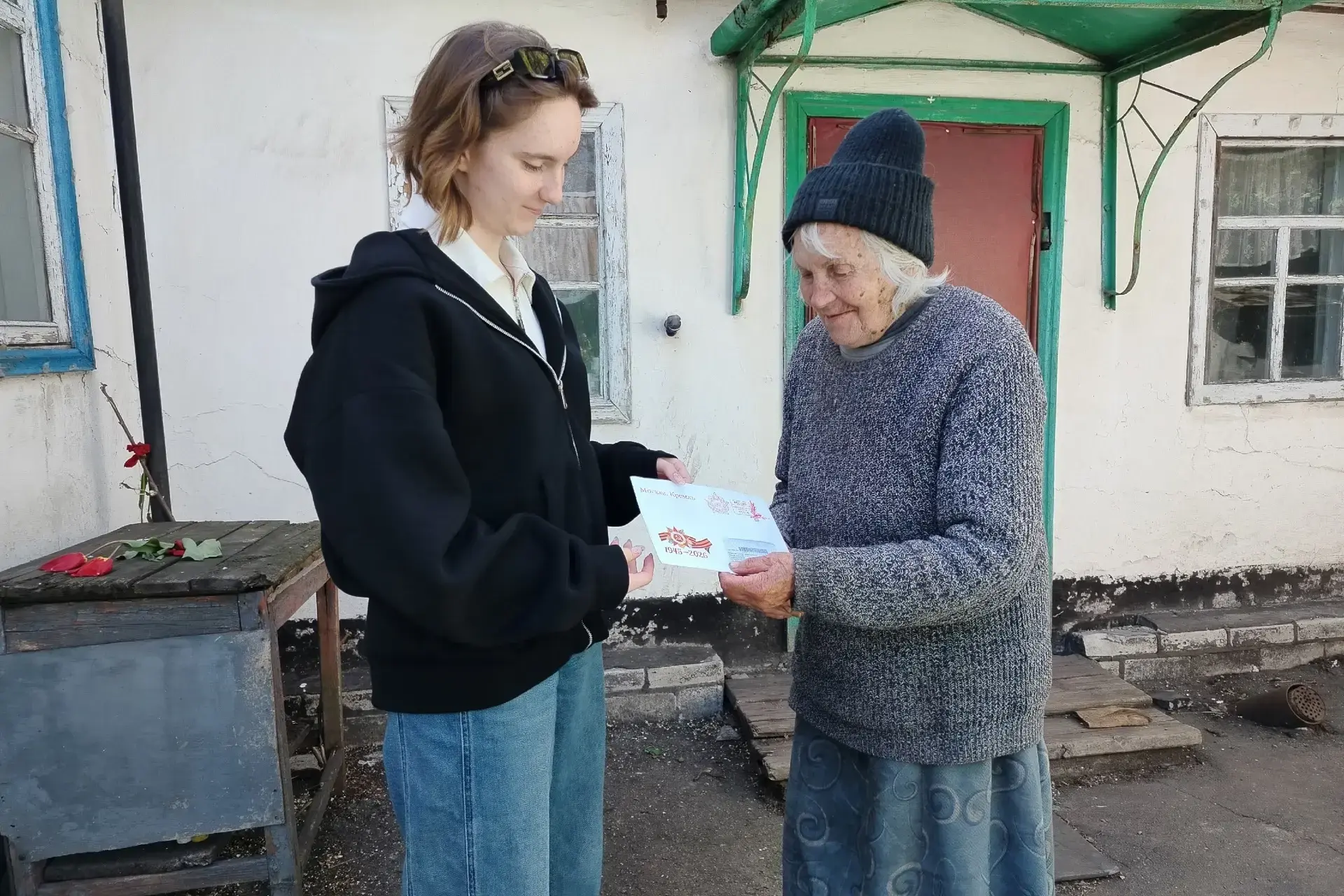 Накануне главного праздника – Дня Победы, активисты Движения Первых Свердловского муниципального округа, выполнили важную миссию: доставить лично в руки письма с теплыми поздравлениями от Президента Российской Федерации... Накануне главного праздника – Дня Победы, активисты Движения Первых Свердловского муниципального округа, выполнили важную миссию: доставить лично в руки письма с теплыми поздравлениями от Президента Российской Федерации...