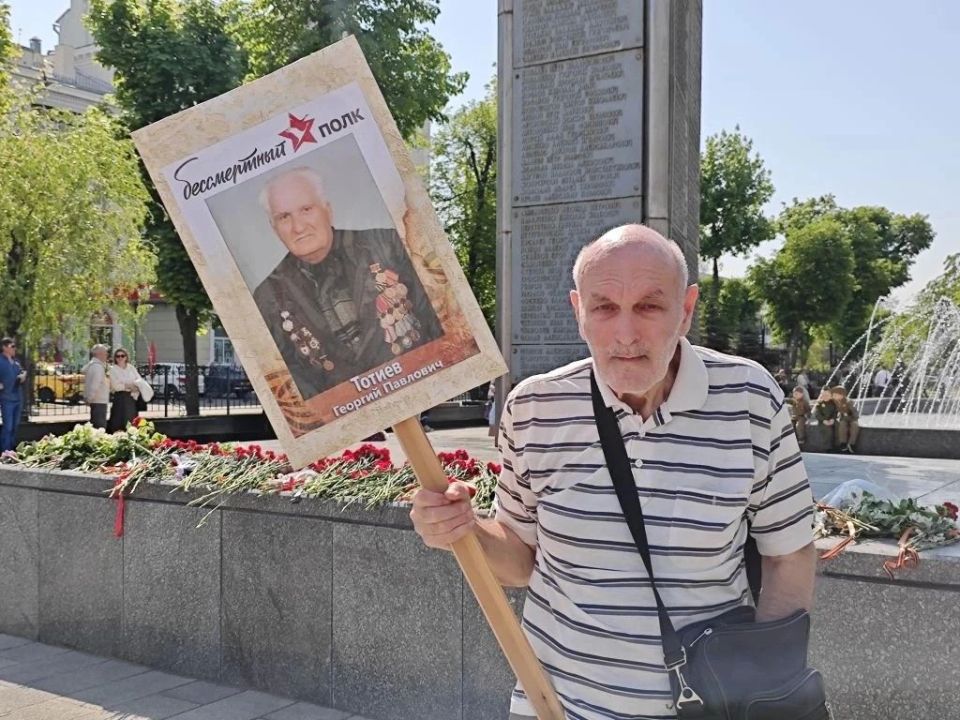Жители Луганска возлагают цветы и празднуют день великой Победы на улицах города Жители Луганска возлагают цветы и празднуют день великой Победы на улицах города