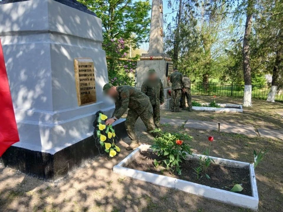 В преддверии Дня Великой Победы работники Петровского Дома культуры, совместно с Петровским ОЖО и военнослужащими, почтили память павших в Великую Отечественную войну за свободу и независимость нашей Родины минутой молчания... В преддверии Дня Великой Победы работники Петровского Дома культуры, совместно с Петровским ОЖО и военнослужащими, почтили память павших в Великую Отечественную войну за свободу и независимость нашей Родины минутой молчания...