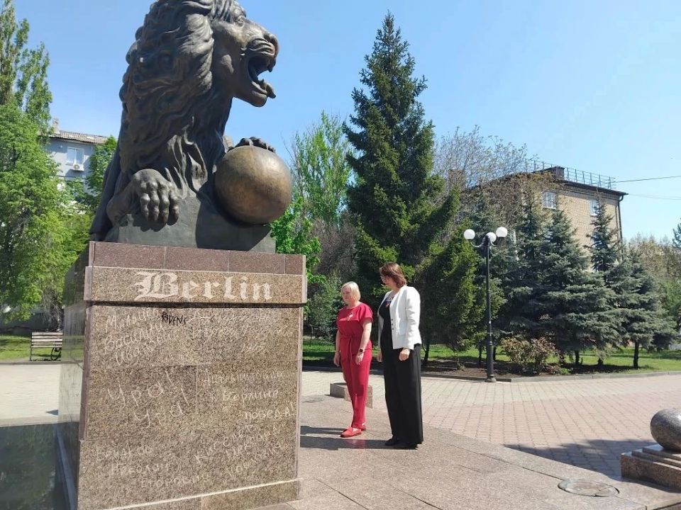 В День Победы представители органов местного самоуправления Антрацитовского муниципального округа почтили память героев Великой Отечественной войны — возложили цветы к памятным местам города В День Победы представители органов местного самоуправления Антрацитовского муниципального округа почтили память героев Великой Отечественной войны — возложили цветы к памятным местам города