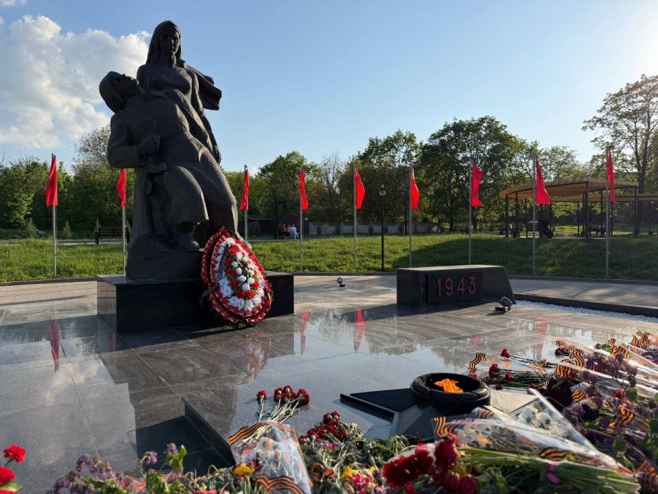 Сергей Колягин: К семи часам вечера постамент Братской могилы на обновленной площади Боевой Славы в Первомайске уже буквально усыпан цветами Сергей Колягин: К семи часам вечера постамент Братской могилы на обновленной площади Боевой Славы в Первомайске уже буквально усыпан цветами