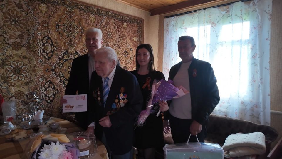 В преддверии празднования Великой Победы в Краснодоне вручили памятный подарок от Тюменской области почётному гражданину города, участнику Великой Отечественной войны и ветерану медицинской сферы — Максим Максимович Яночкин В преддверии празднования Великой Победы в Краснодоне вручили памятный подарок от Тюменской области почётному гражданину города, участнику Великой Отечественной войны и ветерану медицинской сферы — Максим Максимович Яночкин