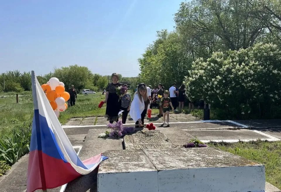 Сегодня, в годовщину празднования Великой Победы, сотрудники отдела по жизнеобеспечению пгт Новосветловка, села Белоскелеватое, села Пархоменко и поселка Хрящеватое во главе с начальником отдела Натальей Толощук возложили... Сегодня, в годовщину празднования Великой Победы, сотрудники отдела по жизнеобеспечению пгт Новосветловка, села Белоскелеватое, села Пархоменко и поселка Хрящеватое во главе с начальником отдела Натальей Толощук возложили...