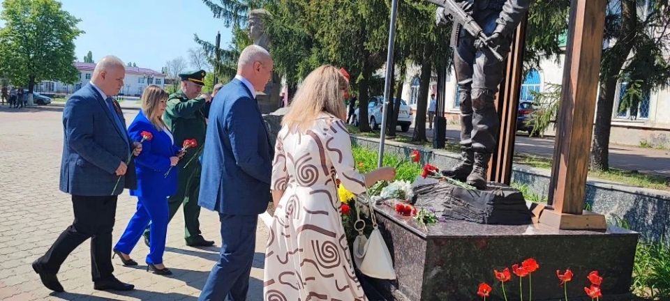 Память, которая живёт в сердце: возложение цветов в День Победы Память, которая живёт в сердце: возложение цветов в День Победы