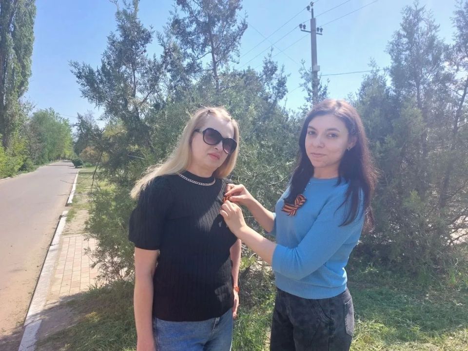 Славяносербская библиотека провела акцию "Георгиевская ленточка" Славяносербская библиотека провела акцию "Георгиевская ленточка"