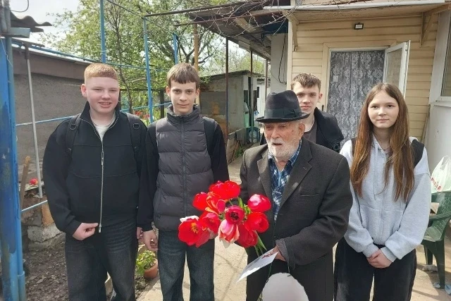 Накануне главного праздника – Дня Победы, активисты Движения Первых Свердловского муниципального округа, выполнили важную миссию: доставить лично в руки письма с теплыми поздравлениями от Президента Российской Федерации... Накануне главного праздника – Дня Победы, активисты Движения Первых Свердловского муниципального округа, выполнили важную миссию: доставить лично в руки письма с теплыми поздравлениями от Президента Российской Федерации...