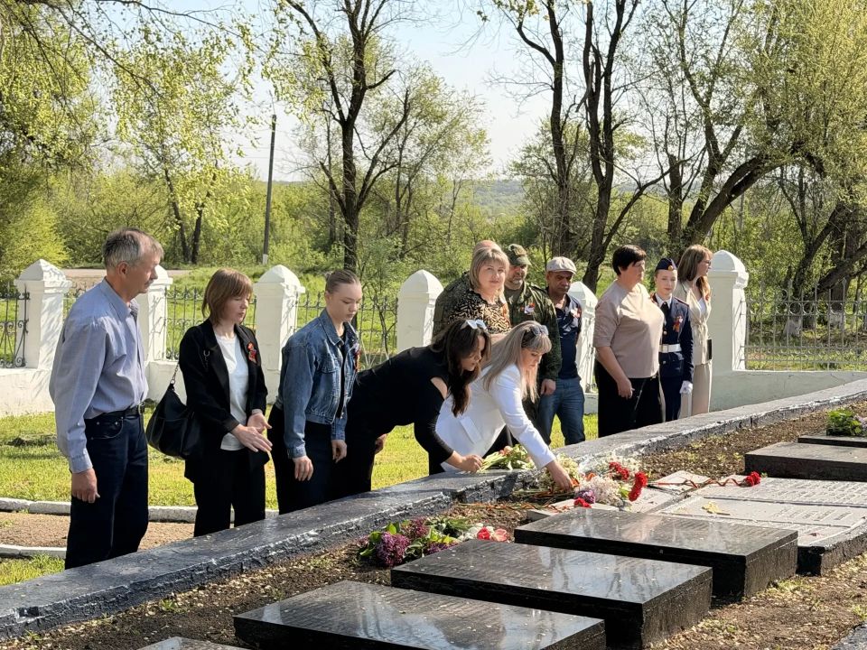 Сегодня, в годовщину празднования Великой Победы, сотрудники отдела по жизнеобеспечению пгт Новосветловка, села Белоскелеватое, села Пархоменко и поселка Хрящеватое во главе с начальником отдела Натальей Толощук возложили... Сегодня, в годовщину празднования Великой Победы, сотрудники отдела по жизнеобеспечению пгт Новосветловка, села Белоскелеватое, села Пархоменко и поселка Хрящеватое во главе с начальником отдела Натальей Толощук возложили...