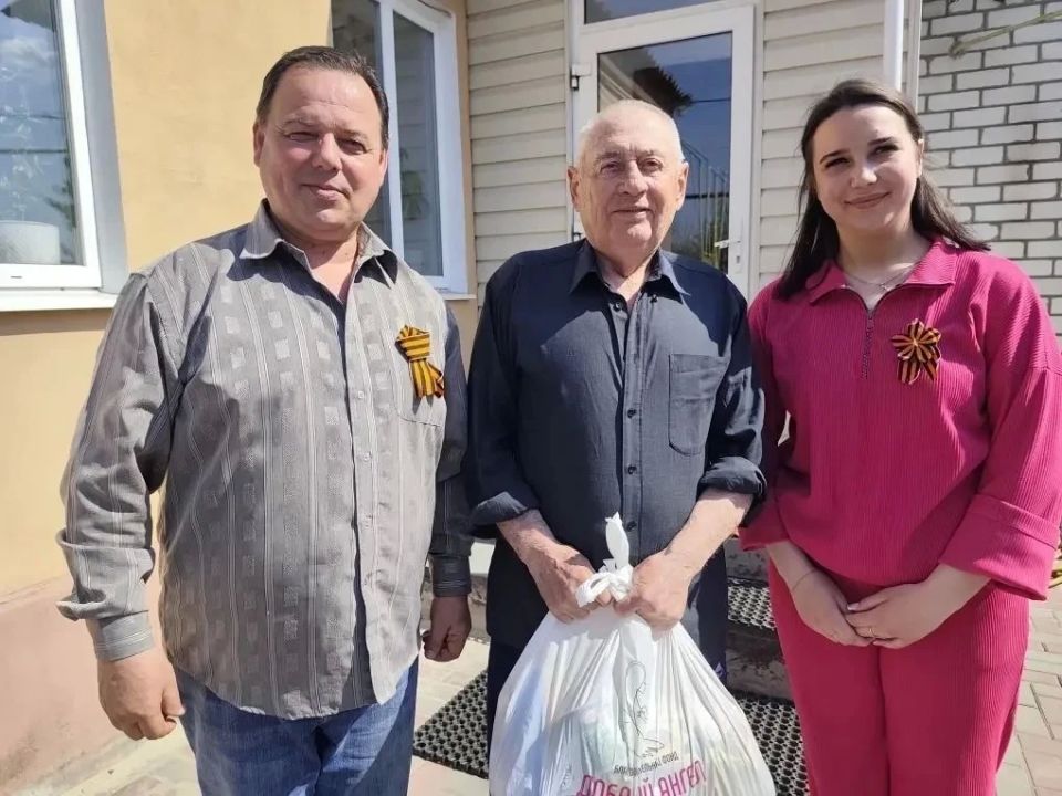 В великий праздник День Победы представители отдела по жизнеобеспечению с Новая Астрахань Кременского МО совместно с работниками сельского дома культуры поздравили ветеранов ВОВ и детей войны с праздником Великой Победы и... В великий праздник День Победы представители отдела по жизнеобеспечению с Новая Астрахань Кременского МО совместно с работниками сельского дома культуры поздравили ветеранов ВОВ и детей войны с праздником Великой Победы и...