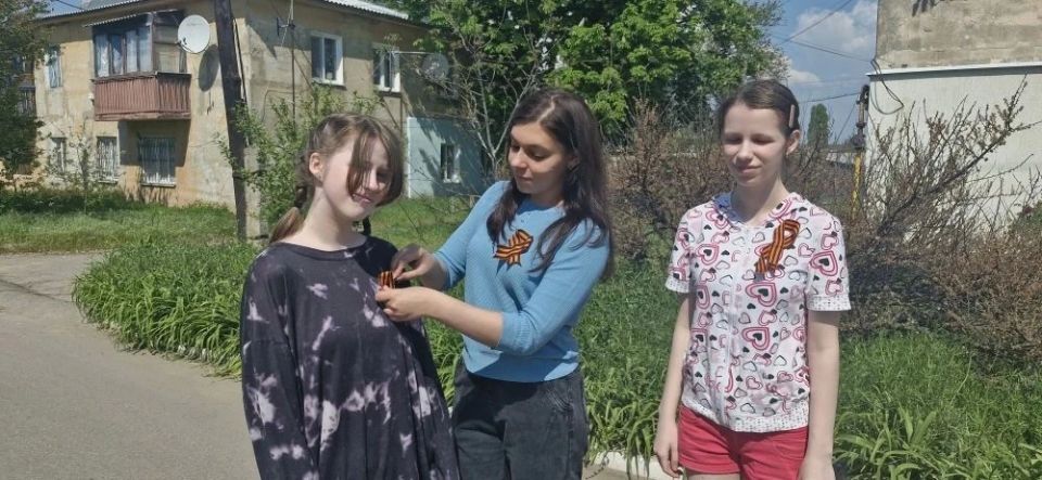 Славяносербская библиотека провела акцию "Георгиевская ленточка" Славяносербская библиотека провела акцию "Георгиевская ленточка"