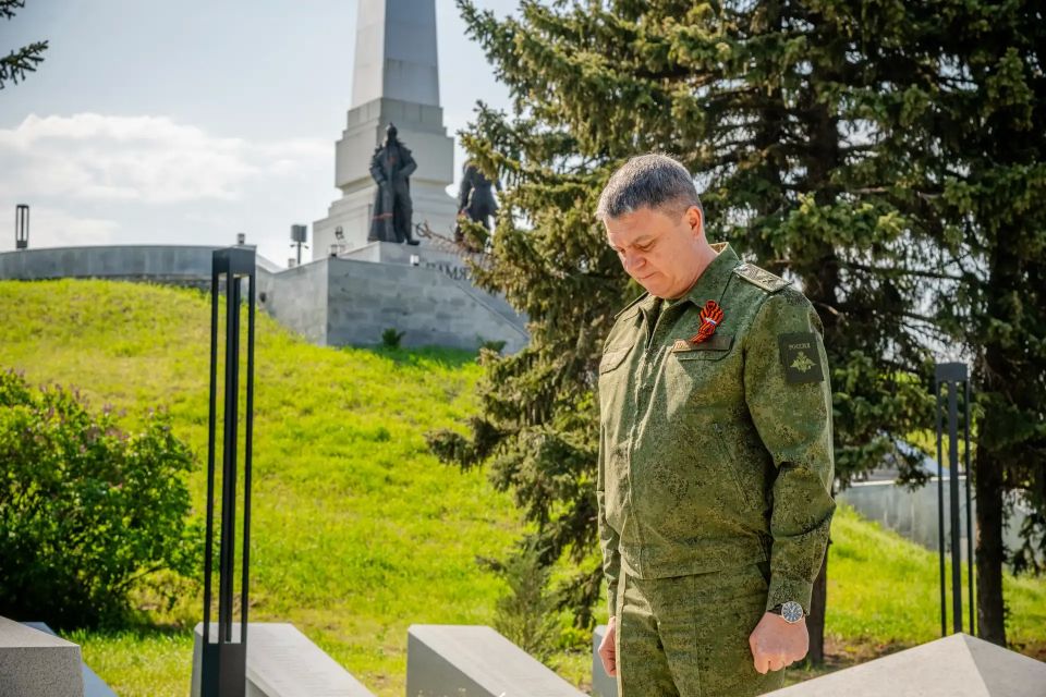 Леонид Пасечник возложил цветы к мемориалу «Острая Могила» в День Победы Леонид Пасечник возложил цветы к мемориалу «Острая Могила» в День Победы