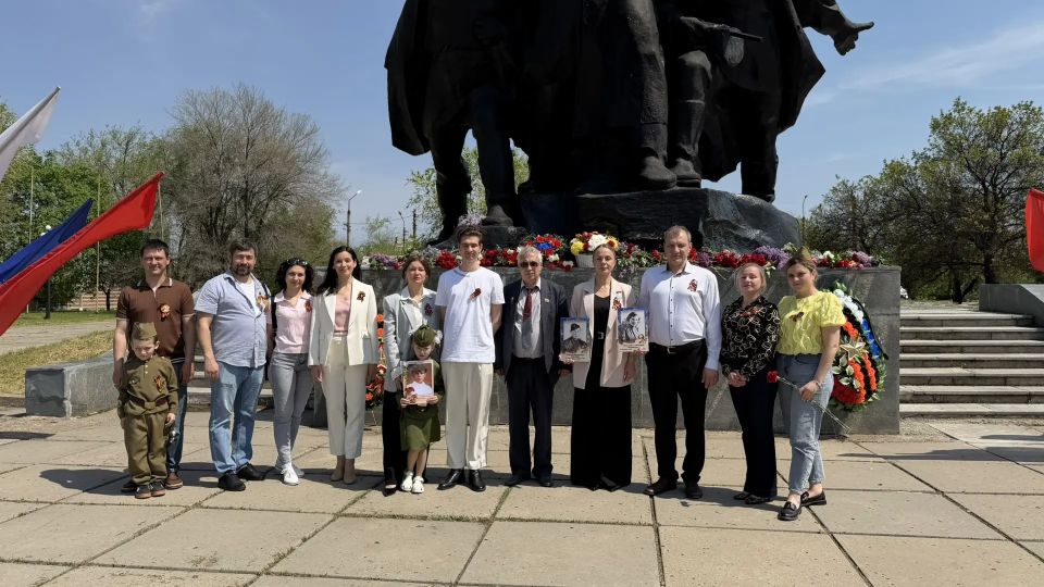 В единстве культуры и памяти: деятели искусства ЛНР возложили цветы к мемориалам Луганска в День Победы В единстве культуры и памяти: деятели искусства ЛНР возложили цветы к мемориалам Луганска в День Победы