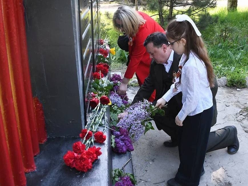 Сергей Колягин: В прошлые годы, во время мероприятий, посвящённых Дню Победы, горожане не раз обращались с просьбой восстановить памятник в честь советских воинов - шахтёров шахты имени Крупской, погибших на фронтах Великой... Сергей Колягин: В прошлые годы, во время мероприятий, посвящённых Дню Победы, горожане не раз обращались с просьбой восстановить памятник в честь советских воинов - шахтёров шахты имени Крупской, погибших на фронтах Великой...