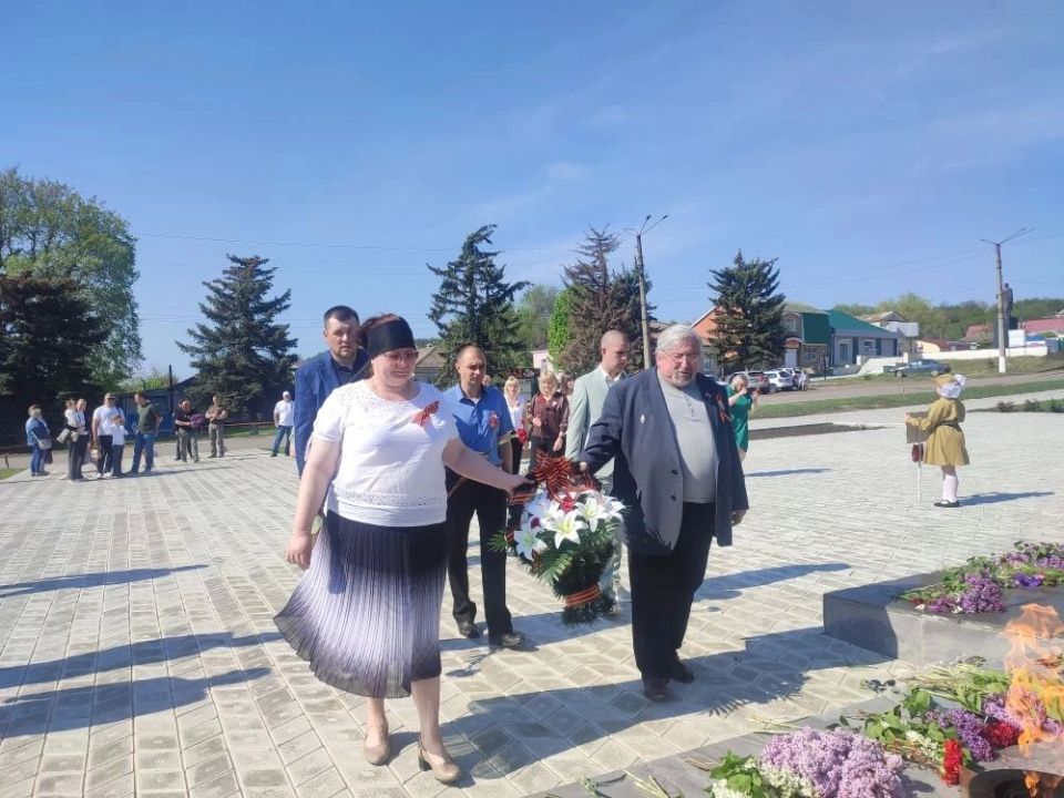 Сегодня, 9 мая 2026 года, в 81-ю годовщину Великой Победы, несмотря на авиационную опасность, патриоты Беловодщины возложили цветы к мемориалу землякам, отдавшим свои жизни за освобождение Родины от немецко-фашистских... Сегодня, 9 мая 2026 года, в 81-ю годовщину Великой Победы, несмотря на авиационную опасность, патриоты Беловодщины возложили цветы к мемориалу землякам, отдавшим свои жизни за освобождение Родины от немецко-фашистских...