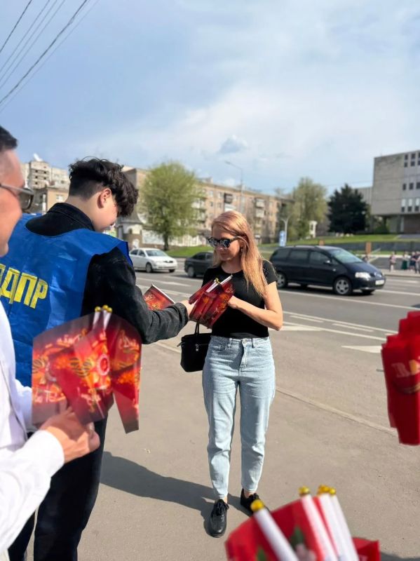Галина Дуброва: Победный май. Вместе с муниципальным депутатом Арсеном Серджаном, ребятами из Молодежной организации ЛДПР ЛНР и Блока Жириновского мы вышли на улицы Луганска, чтобы подарить людям частичку праздника Дня... Галина Дуброва: Победный май. Вместе с муниципальным депутатом Арсеном Серджаном, ребятами из Молодежной организации ЛДПР ЛНР и Блока Жириновского мы вышли на улицы Луганска, чтобы подарить людям частичку праздника Дня...