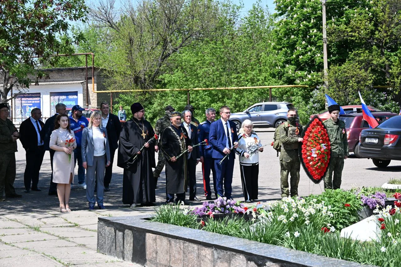Особенно тронуло то, что в каждом жилмассиве мы встречали людей — небольшими группами, с цветами они шли к воинским захоронениям Особенно тронуло то, что в каждом жилмассиве мы встречали людей — небольшими группами, с цветами они шли к воинским захоронениям