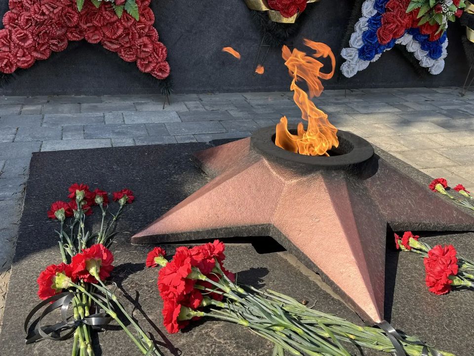 Возложение цветов к вечному огню Возложение цветов к вечному огню