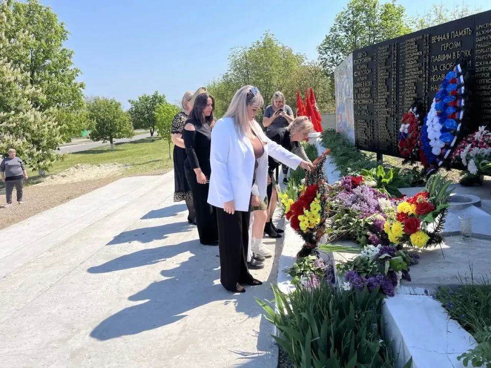 Сегодня, в годовщину празднования Великой Победы, сотрудники отдела по жизнеобеспечению пгт Новосветловка, села Белоскелеватое, села Пархоменко и поселка Хрящеватое во главе с начальником отдела Натальей Толощук возложили... Сегодня, в годовщину празднования Великой Победы, сотрудники отдела по жизнеобеспечению пгт Новосветловка, села Белоскелеватое, села Пархоменко и поселка Хрящеватое во главе с начальником отдела Натальей Толощук возложили...