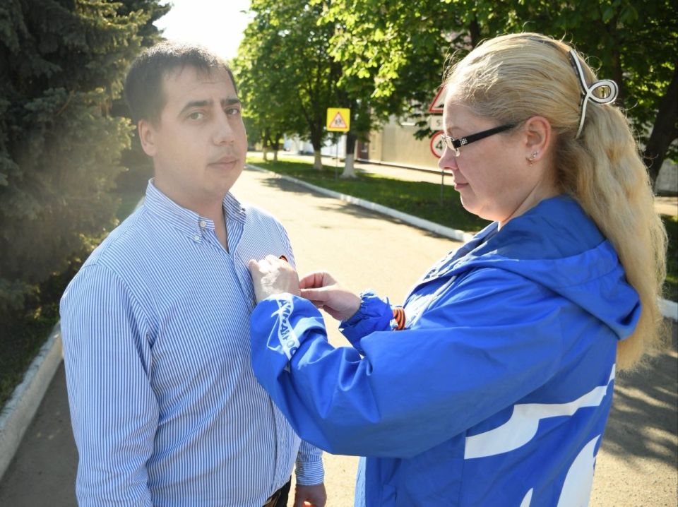 Сергей Колягин: Праздничное утро в городе Первомайске началось с торжественной церемонии поднятия копии Знамени Победы — штурмового флага 150-й ордена Кутузова II степени Идрицкой стрелковой дивизии, установленного бойцами... Сергей Колягин: Праздничное утро в городе Первомайске началось с торжественной церемонии поднятия копии Знамени Победы — штурмового флага 150-й ордена Кутузова II степени Идрицкой стрелковой дивизии, установленного бойцами...
