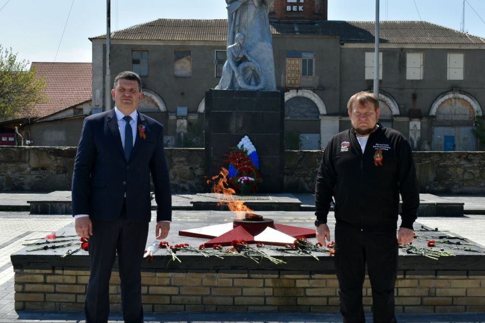 Денис Колесников: Сегодня, в День Великой Победы совместно с Главой Старобельского муниципального округа Владимиром Черневым, депутатом НС ЛНР Олегом Ковалем возложили цветы к вечному огню у Мемориала славы героев Великой... Денис Колесников: Сегодня, в День Великой Победы совместно с Главой Старобельского муниципального округа Владимиром Черневым, депутатом НС ЛНР Олегом Ковалем возложили цветы к вечному огню у Мемориала славы героев Великой...