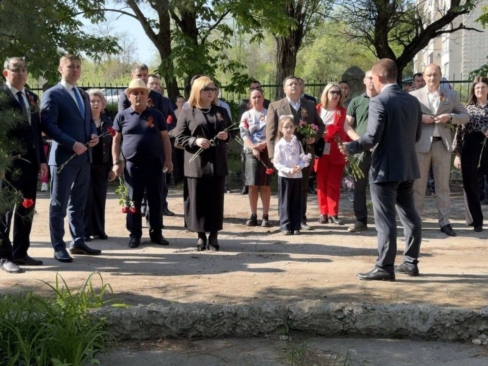 Сергей Колягин: В прошлые годы, во время мероприятий, посвящённых Дню Победы, горожане не раз обращались с просьбой восстановить памятник в честь советских воинов - шахтёров шахты имени Крупской, погибших на фронтах Великой... Сергей Колягин: В прошлые годы, во время мероприятий, посвящённых Дню Победы, горожане не раз обращались с просьбой восстановить памятник в честь советских воинов - шахтёров шахты имени Крупской, погибших на фронтах Великой...