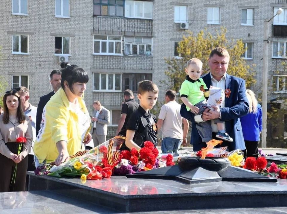 Сергей Колягин: Сразу же после церемонии поднятия копии Знамени Победы, отправились к Братской могиле советских воинов, расположенной на площади Боевой Славы в городе Первомайске Сергей Колягин: Сразу же после церемонии поднятия копии Знамени Победы, отправились к Братской могиле советских воинов, расположенной на площади Боевой Славы в городе Первомайске
