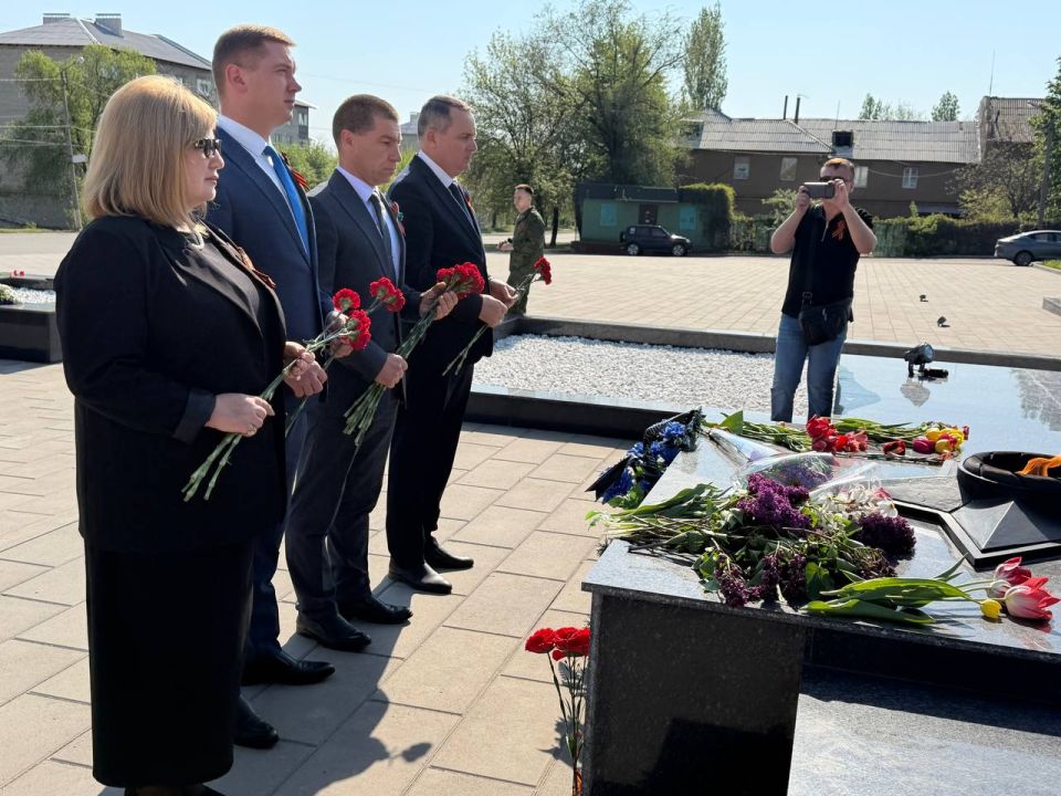 9 мая. Город Первомайск. С самого утра вместе с однопартийцами и неравнодушными жителями возложил алые гвоздики к подножиям наших памятных мемориалов 9 мая. Город Первомайск. С самого утра вместе с однопартийцами и неравнодушными жителями возложил алые гвоздики к подножиям наших памятных мемориалов