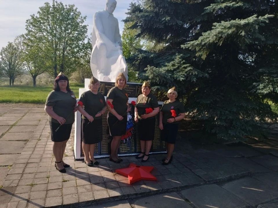Каждый год 9 мая работники сельского клуба и администрации села Михайловка Крменского МО приходят поклониться тем великим воинам, которые ценой своей жизни одолели фашизм Каждый год 9 мая работники сельского клуба и администрации села Михайловка Крменского МО приходят поклониться тем великим воинам, которые ценой своей жизни одолели фашизм