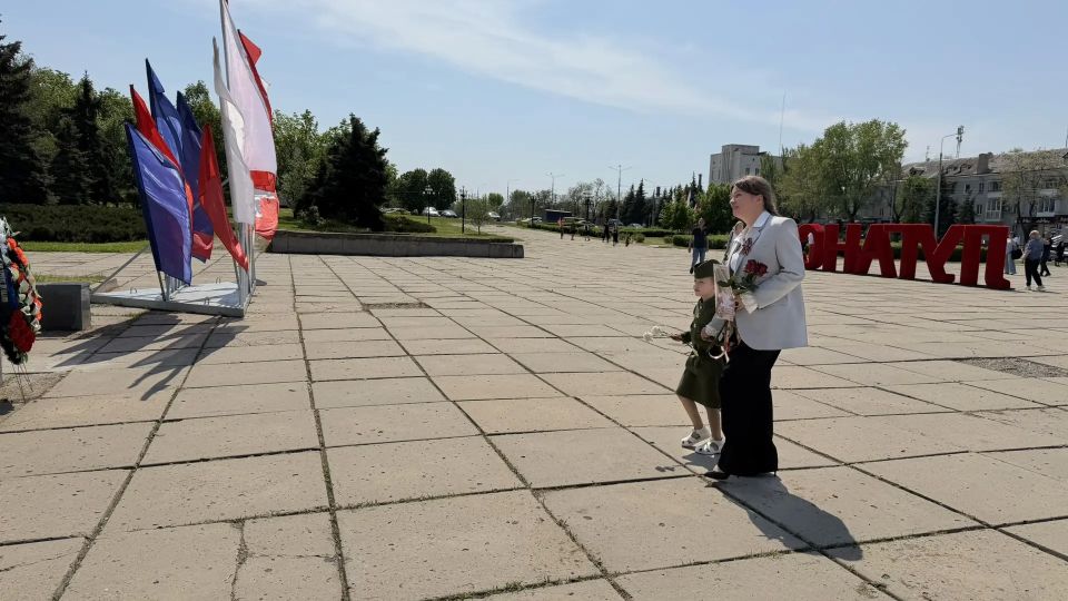 В единстве культуры и памяти: деятели искусства ЛНР возложили цветы к мемориалам Луганска в День Победы В единстве культуры и памяти: деятели искусства ЛНР возложили цветы к мемориалам Луганска в День Победы