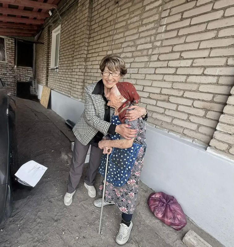 В преддверии Дня Победы председатель Совета города Рубежное Нелли Задирака и советник главы администрации Геннадий Царьков поздравили почётных граждан города В преддверии Дня Победы председатель Совета города Рубежное Нелли Задирака и советник главы администрации Геннадий Царьков поздравили почётных граждан города