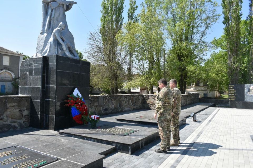 Владимир Чернев: Сегодня, в честь великого праздника, возложил цветы к воинскому захоронению погибших советских воинов в Парке культуры и отдыха города Старобельск Владимир Чернев: Сегодня, в честь великого праздника, возложил цветы к воинскому захоронению погибших советских воинов в Парке культуры и отдыха города Старобельск