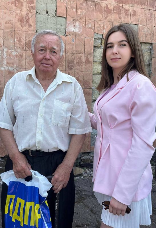 С Днём Победы!. Сегодня, 9 мая, активисты Молодежной организации ЛДПР ЛНР возложили цветы на братской могиле и почтили память погибших солдат Великой Отечественной войны С Днём Победы!. Сегодня, 9 мая, активисты Молодежной организации ЛДПР ЛНР возложили цветы на братской могиле и почтили память погибших солдат Великой Отечественной войны