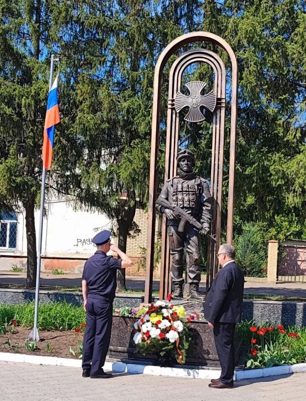 Память, которая живёт в сердце: возложение цветов в День Победы Память, которая живёт в сердце: возложение цветов в День Победы