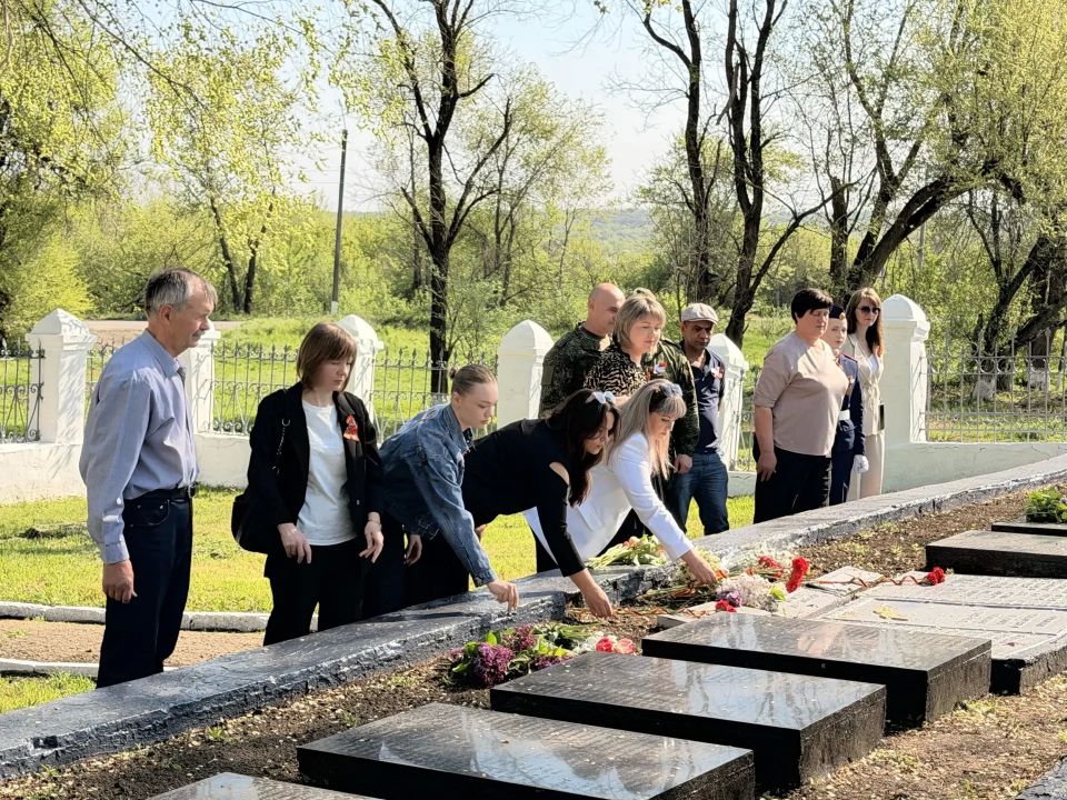 Сегодня, в годовщину празднования Великой Победы, сотрудники отдела по жизнеобеспечению пгт Новосветловка, села Белоскелеватое, села Пархоменко и поселка Хрящеватое во главе с начальником отдела Натальей Толощук возложили... Сегодня, в годовщину празднования Великой Победы, сотрудники отдела по жизнеобеспечению пгт Новосветловка, села Белоскелеватое, села Пархоменко и поселка Хрящеватое во главе с начальником отдела Натальей Толощук возложили...