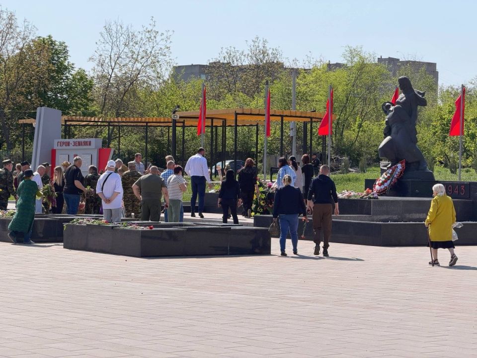 Сергей Колягин: Сразу же после церемонии поднятия копии Знамени Победы, отправились к Братской могиле советских воинов, расположенной на площади Боевой Славы в городе Первомайске Сергей Колягин: Сразу же после церемонии поднятия копии Знамени Победы, отправились к Братской могиле советских воинов, расположенной на площади Боевой Славы в городе Первомайске