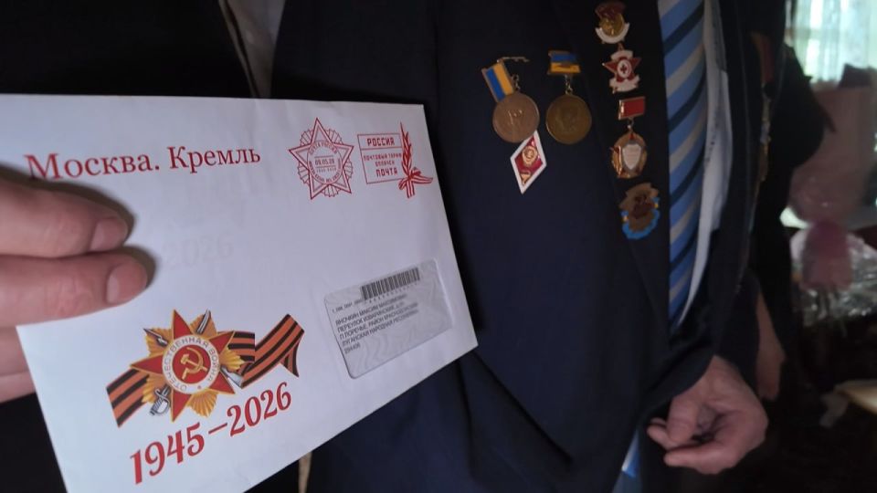 В преддверии празднования Великой Победы в Краснодоне вручили памятный подарок от Тюменской области почётному гражданину города, участнику Великой Отечественной войны и ветерану медицинской сферы — Максим Максимович Яночкин В преддверии празднования Великой Победы в Краснодоне вручили памятный подарок от Тюменской области почётному гражданину города, участнику Великой Отечественной войны и ветерану медицинской сферы — Максим Максимович Яночкин