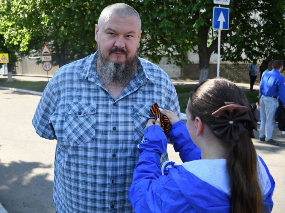 Сергей Колягин: Праздничное утро в городе Первомайске началось с торжественной церемонии поднятия копии Знамени Победы — штурмового флага 150-й ордена Кутузова II степени Идрицкой стрелковой дивизии, установленного бойцами... Сергей Колягин: Праздничное утро в городе Первомайске началось с торжественной церемонии поднятия копии Знамени Победы — штурмового флага 150-й ордена Кутузова II степени Идрицкой стрелковой дивизии, установленного бойцами...