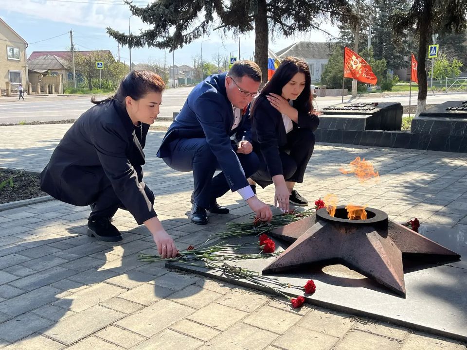 Возложение цветов к вечному огню Возложение цветов к вечному огню