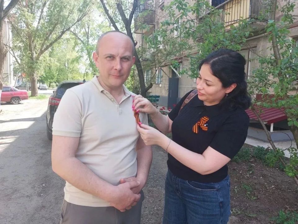 Славяносербская библиотека провела акцию "Георгиевская ленточка" Славяносербская библиотека провела акцию "Георгиевская ленточка"