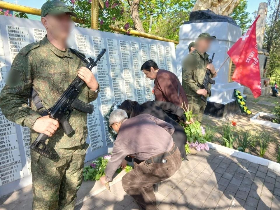 В преддверии Дня Великой Победы работники Петровского Дома культуры, совместно с Петровским ОЖО и военнослужащими, почтили память павших в Великую Отечественную войну за свободу и независимость нашей Родины минутой молчания... В преддверии Дня Великой Победы работники Петровского Дома культуры, совместно с Петровским ОЖО и военнослужащими, почтили память павших в Великую Отечественную войну за свободу и независимость нашей Родины минутой молчания...