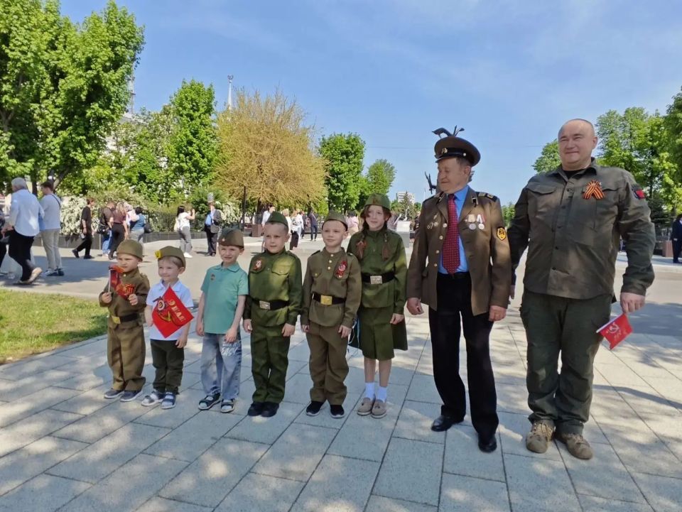 Жители Луганска возлагают цветы и празднуют день великой Победы на улицах города Жители Луганска возлагают цветы и празднуют день великой Победы на улицах города